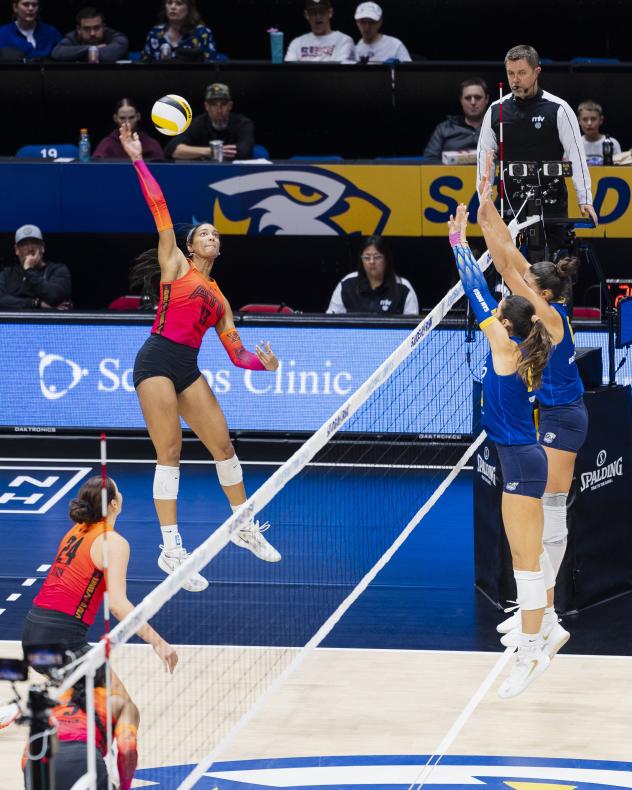 Atlanta Vibe outside hitter Leah Edmond