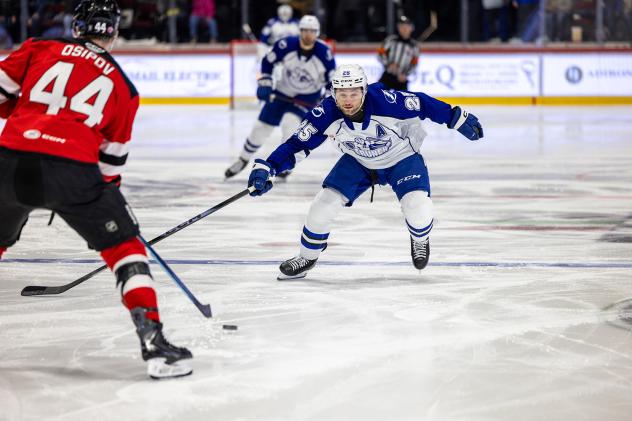 Syracuse Crunch center Dylan Duke vs. the Utica Comets