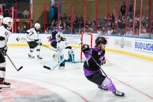Rapid City Rush battle the Wichita Thunder