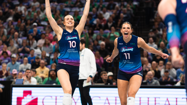 Omaha Supernovas' Sydney Hilley and Sarah Parsons on game night