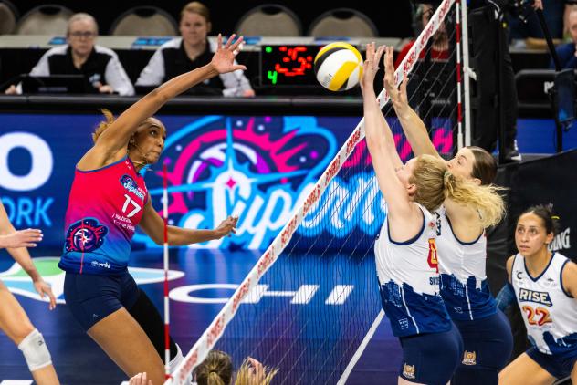 Grand Rapids Rise battle the Omaha Supernovas