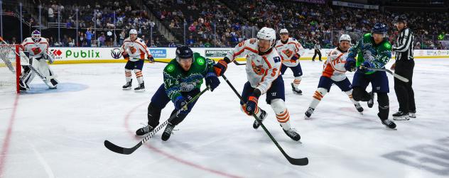 Greenville Swamp Rabbits defenseman Jake Murray (right) vs. the Jacksonville Icemen