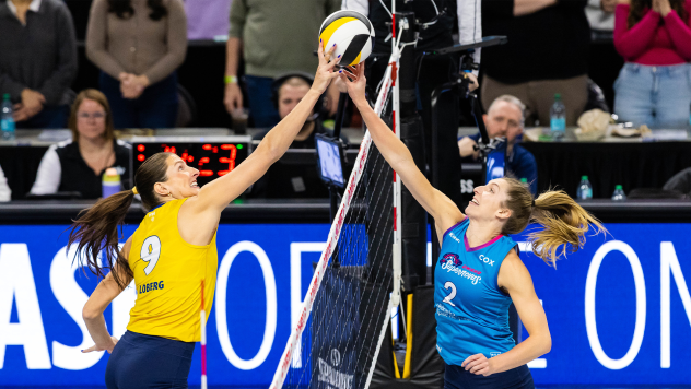 Omaha Supernovas setter Sydney Hilley (right) battles for the ball