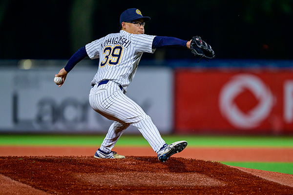 Ryo Kohigashi pitching for the Québec Capitales