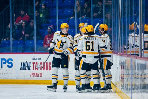 Wheeling Nailers huddle