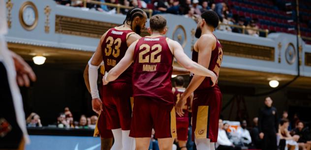Cleveland Charge huddle