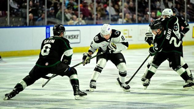 Wichita Thunder battle the Utah Grizzlies