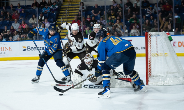Springfield Thunderbirds forward Aleksanteri Kaskimäki reaches for the puck against the Hershey Bears