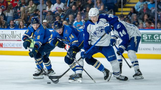 Syracuse Crunch battle the Springfield Thunderbirds