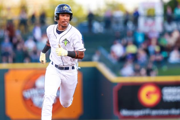 Ricardo Yandel of the Columbia Fireflies on the basepaths