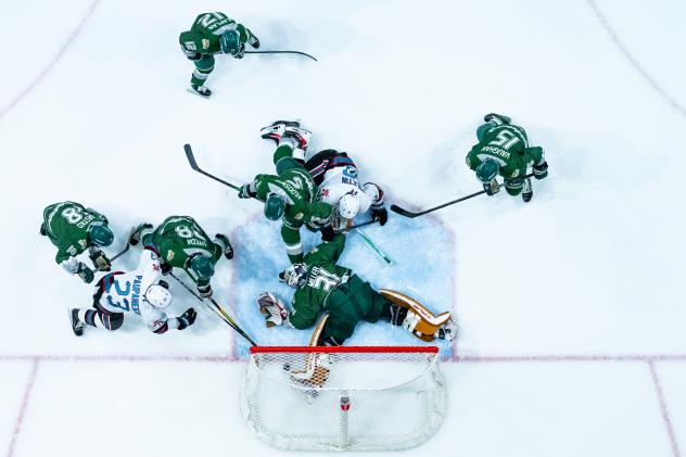 Kelowna Rockets battle the Everett Silvertips
