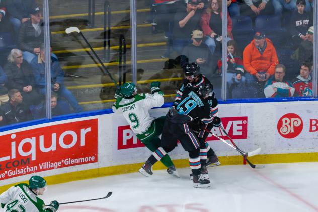 Kelowna Rockets right wing Ryan Oothoudt avoids a hit from the Everett Silvertips