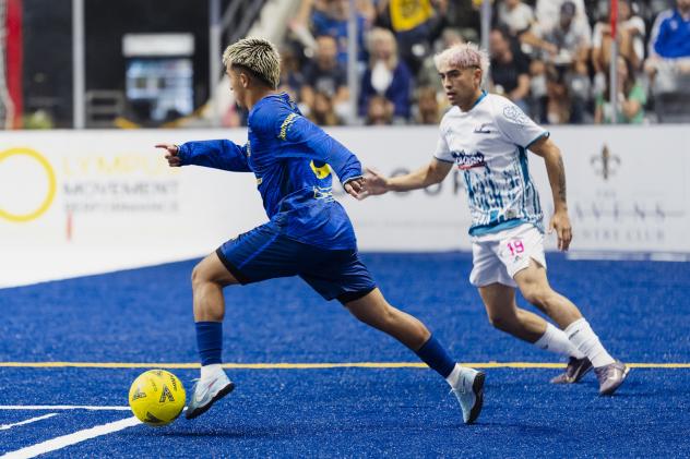 St. Louis Ambush midfielder Daniel Torrealba (right) vs. the San Diego Sockers