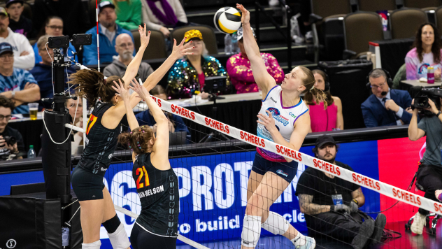 Omaha Supernovas middle blocker Elise Goetzinger