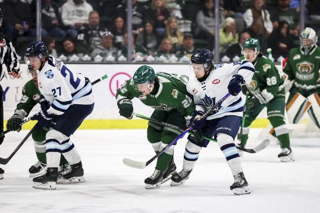 Penticton Vees battle the Everett Silvertips