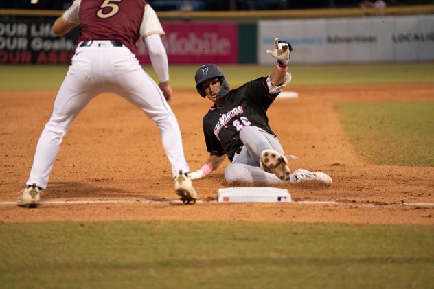 Pensacola Blue Wahoos first baseman Jay Beshears slides into third