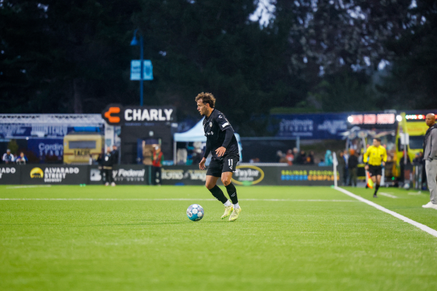 Oakland Roots' Jesus De Vicente on the field