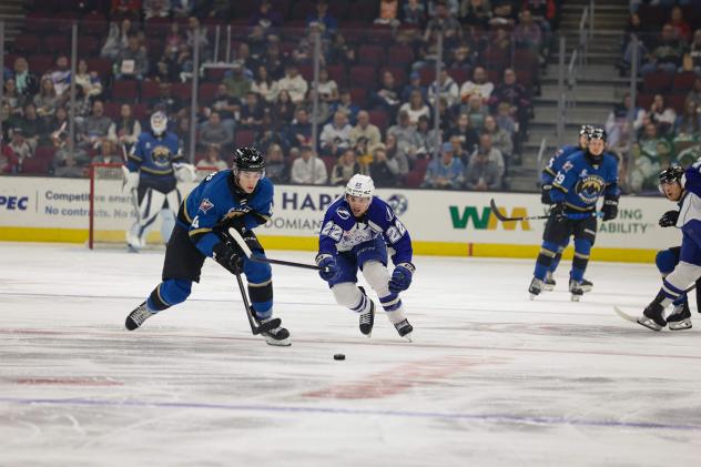 Syracuse Crunch left wing Jakob Pelletier (center) vs. the Cleveland Monsters