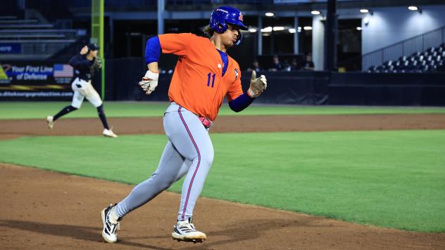 St. Lucie Mets outfielder Randy Guzman runs to third