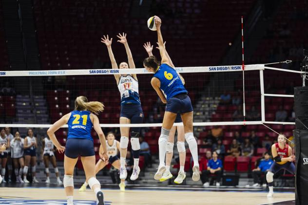 Grand Rapids Rise middle blocker Alyssa Jensen (far court) vs. the San Diego Mojo