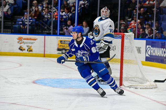 Syracuse Crunch forward Matthew Peca vs. the Cleveland Monsters