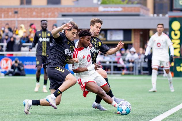 Phoenix Rising battles the Pittsburgh Riverhounds SC