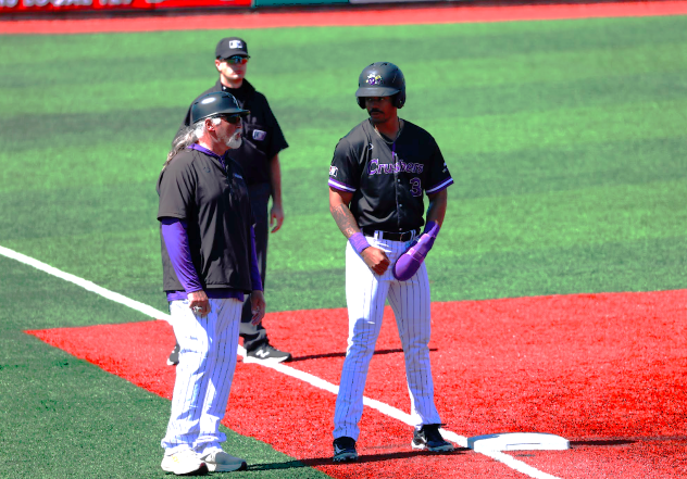 Lake Erie Crushers outfielder James Jett on base