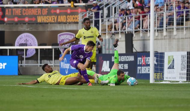 Pittsburgh Riverhounds goalkeeper Nico Campuzano sprawls to make a stop