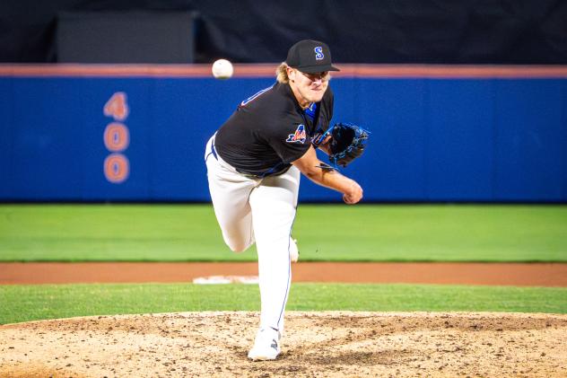 Syracuse Mets pitcher Jonathan Pintaro delivers