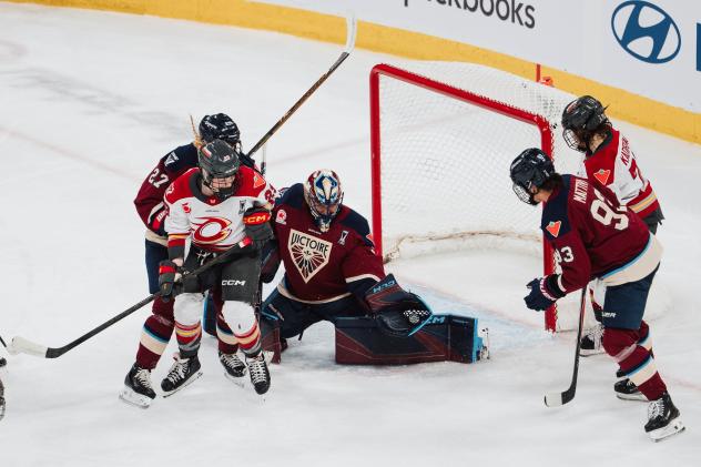 Ottawa Charge look for a score against the Montréal Victoire