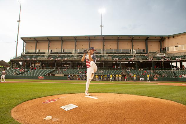 Lincoln Saltdogs' Tyler Andersen on the mound
