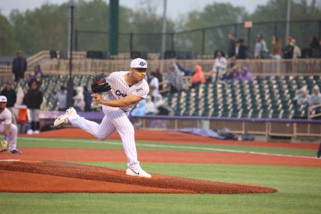 Lake Erie Crushers pitcher Andres Parra