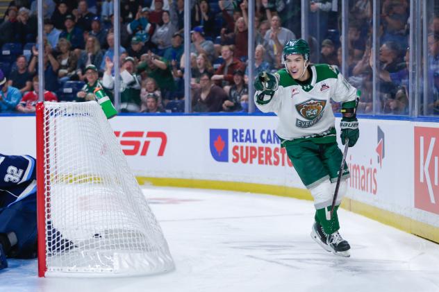 Everett Silvertips center Zackary Shantz after scoring against the Chicoutimi Saguenéens
