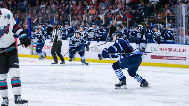 Chicoutimi Saguenéens battle the Kelowna Rockets at the Memorial Cup
