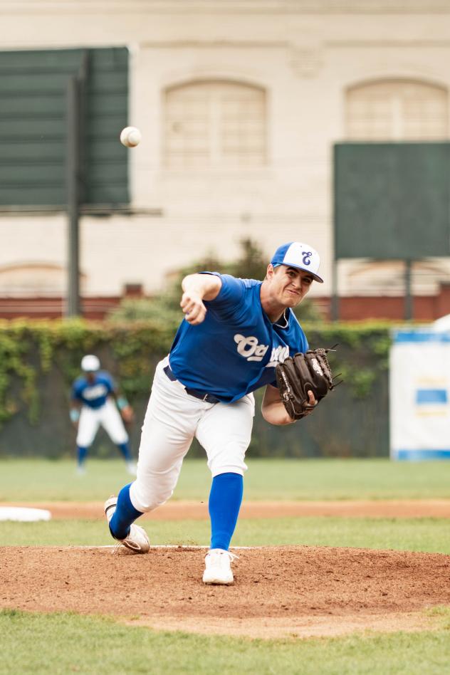 Evansville Otters pitcher Ben Petschke