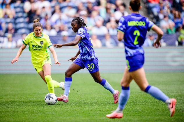 Seattle Reign FC forward Nerilia Mondesir (center)