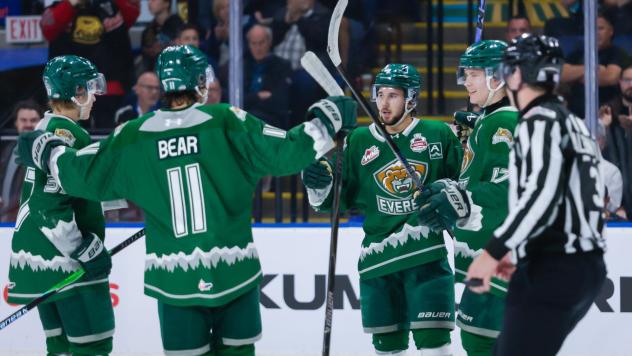 Everett Silvertips celebrate a goal against the Chicoutimi Saguenéens