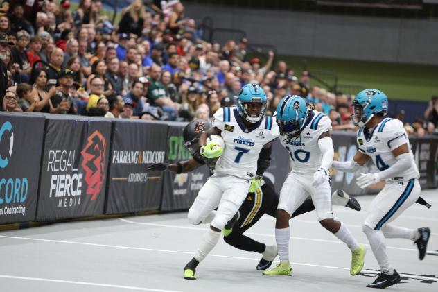 Orlando Pirates running back Pooka Williams and blockers vs. the Tucson Sugar Skulls