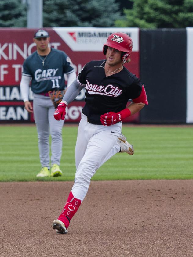 Dillon Tatum of the Sioux City Explorers rounds the bases
