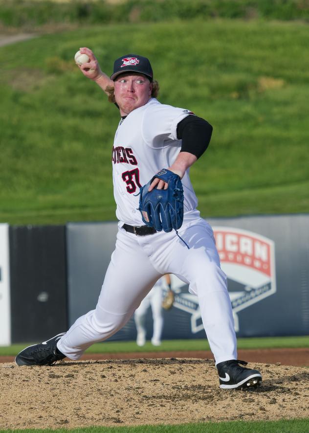 Sioux City Explorers pitcher Hunter Cashero