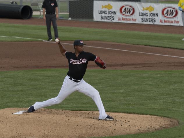 Sioux City Explorers pitcher Peniel Otano