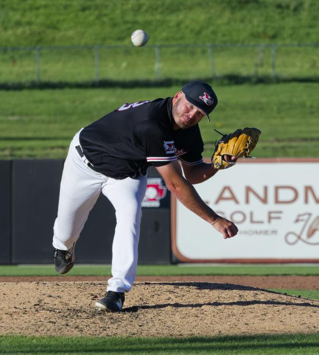 Sioux City Explorers pitcher Zach Willeman
