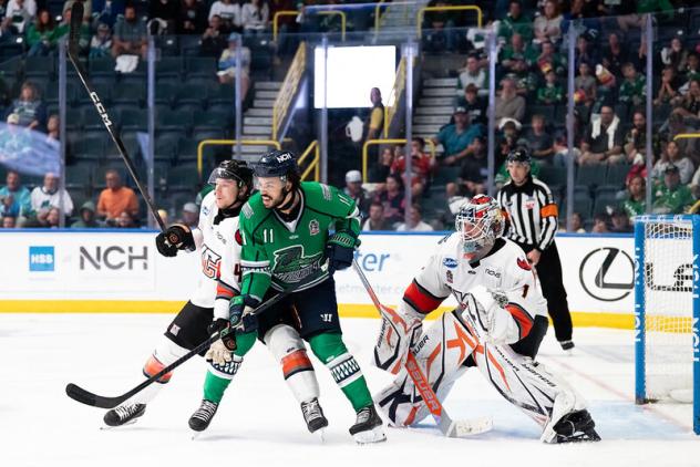 Florida Everblades forward Isaac Nurse in front of the Kansas City Mavericks net
