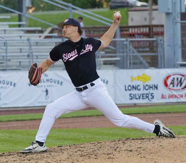 Sioux City Explorers pitcher Ben DeTaeye