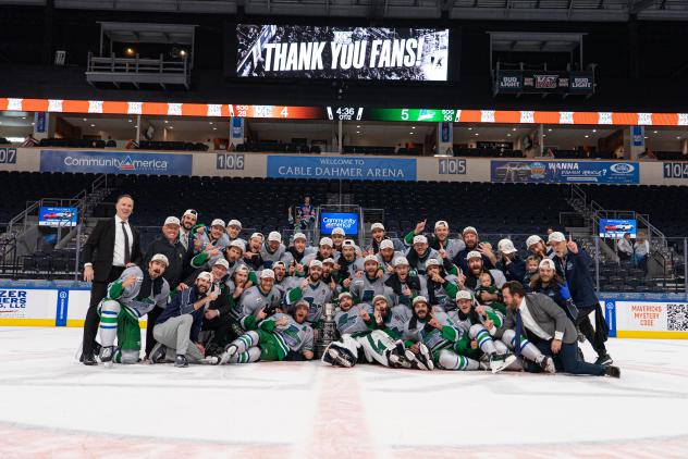 Florida Everblades pose after winning the Kelly Cup