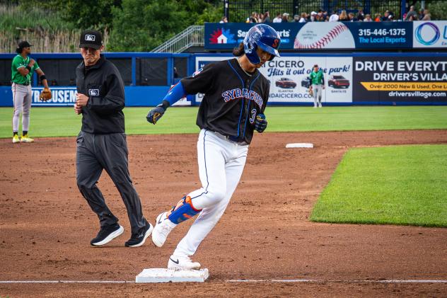 Jihwan Bae of the Syracuse Mets heads around third