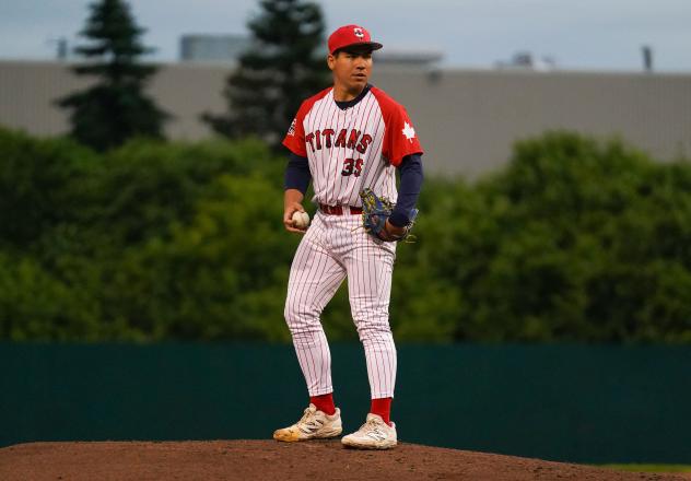 Ottawa Titans' Eric Pardinho on the mound