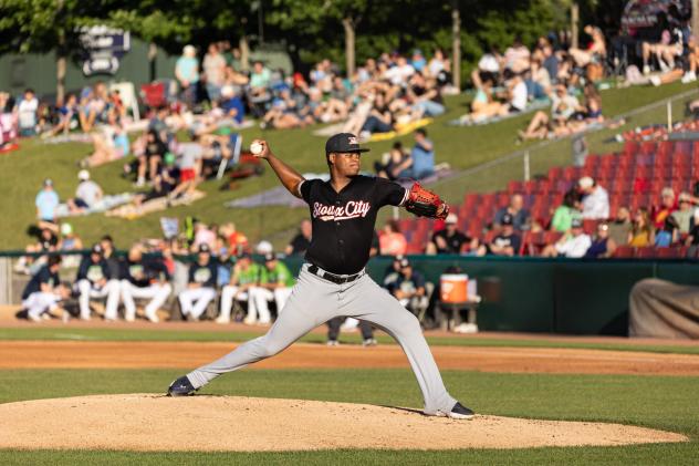Sioux City Explorers' Peniel Otano on the mound