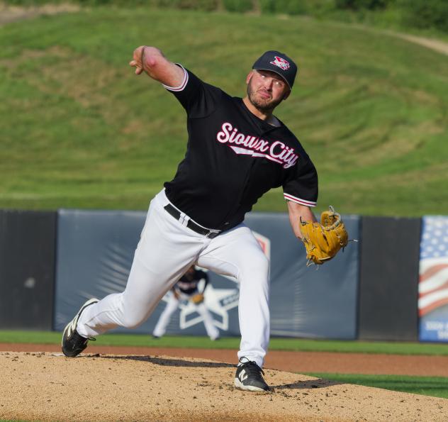 Sioux City Explorers pitcher Zach Willeman