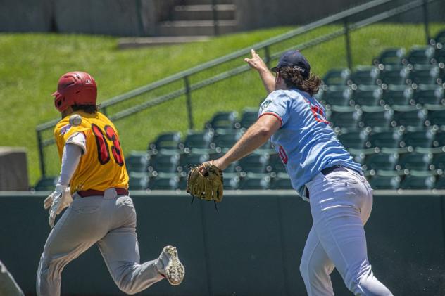 Lincoln Saltdogs pitcher Haden Erbe (roght) vs. the Chicago Dogs